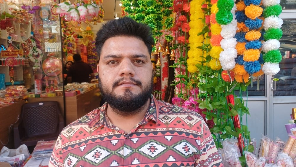 अंबाला छावनी के बाजार में दुर्गा अष्टमी पर पूजन और कंजकों के लिए सामान की खरीदारी करते लोग। संव