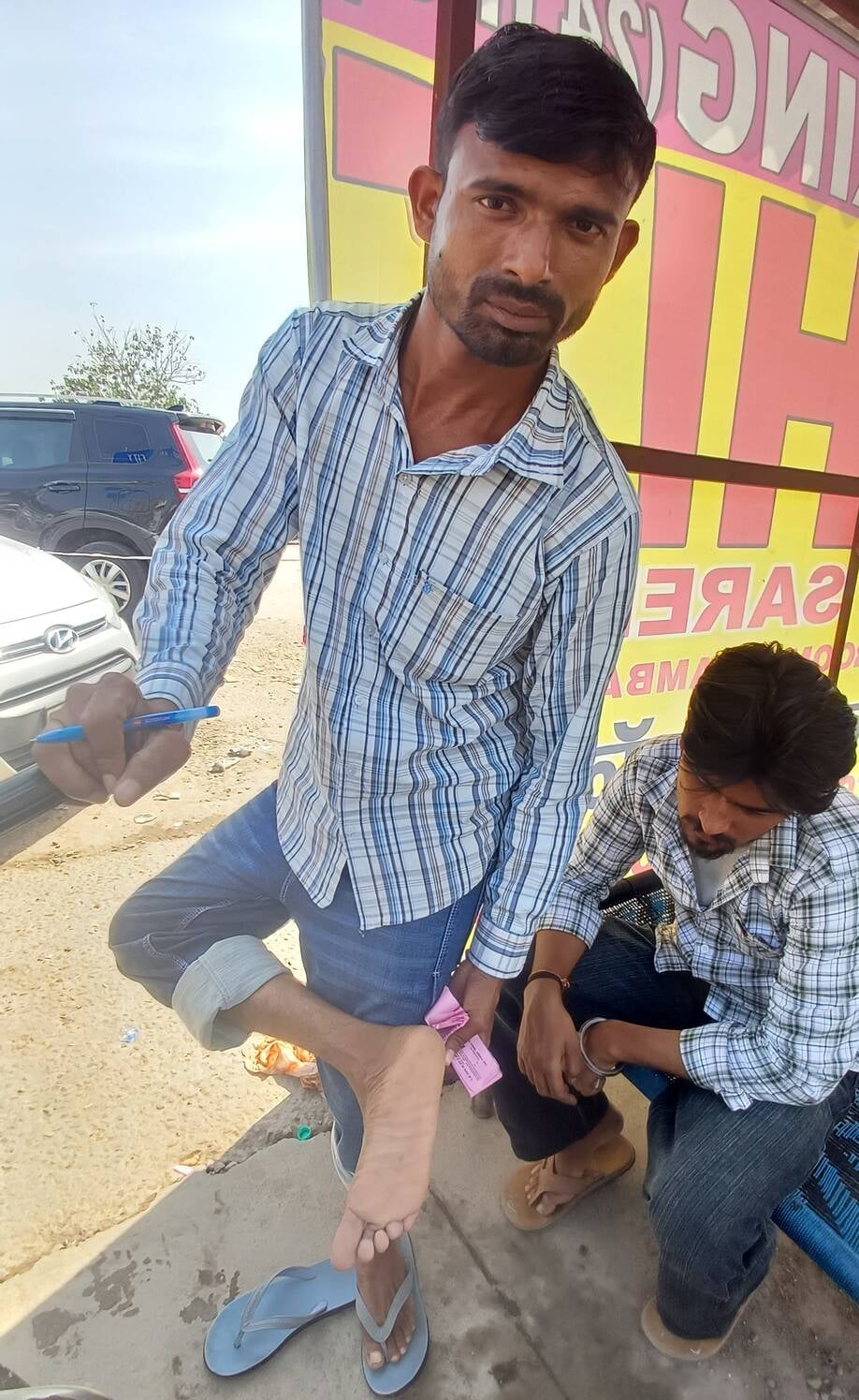 अंबाला सिटी की कार पार्किंग में जमा नाले का पानी। संवाद