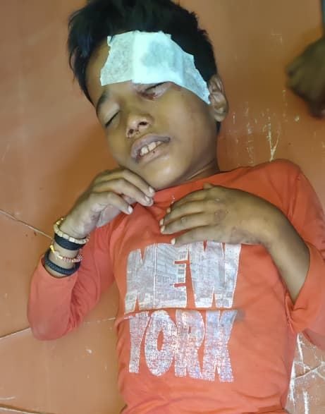 असदामऊ गांव में सड़क किनारे दुर्टनाग्रस्त कार व क्षतिग्रस्त चबूतरा देखते पुलिसकर्मी।