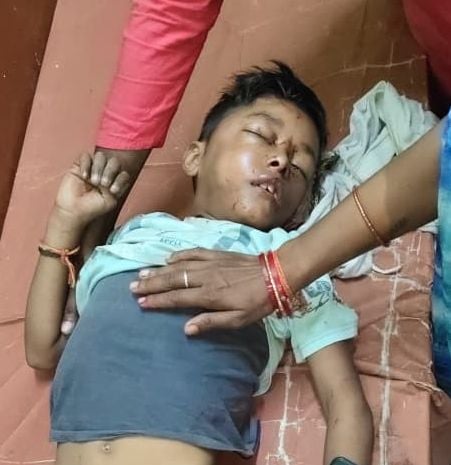 असदामऊ गांव में सड़क किनारे दुर्टनाग्रस्त कार व क्षतिग्रस्त चबूतरा देखते पुलिसकर्मी।