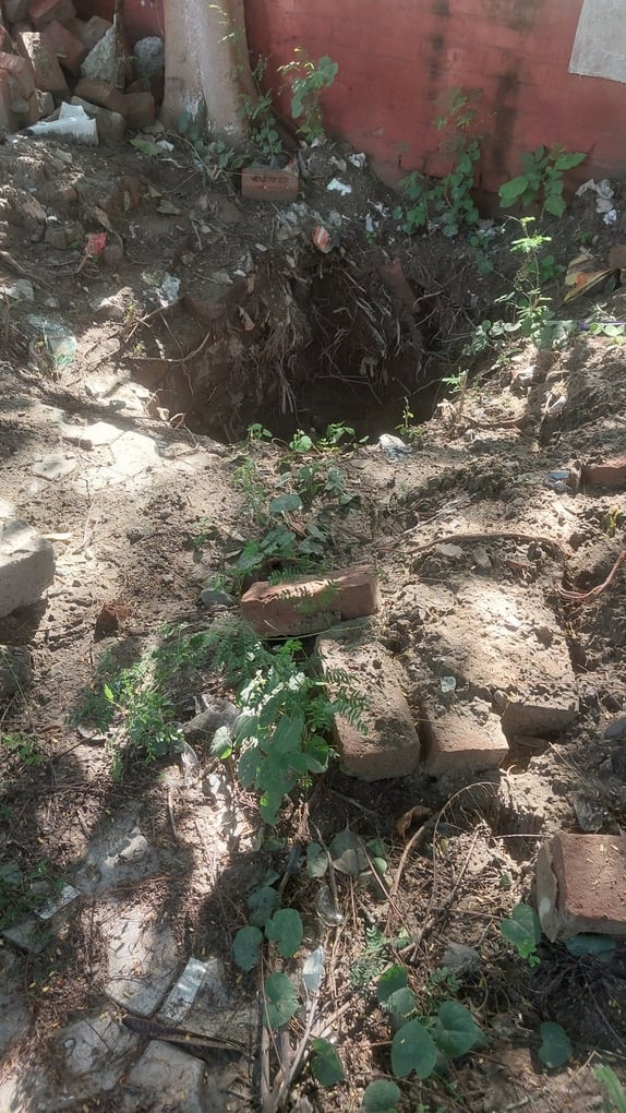 अटल पार्क के पास बना गड्ढा संवाद