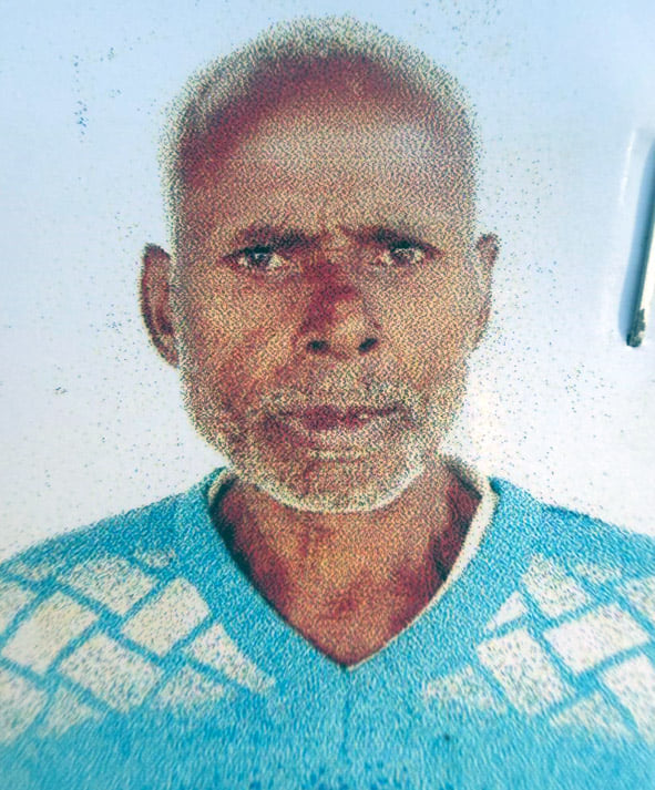 बाघ के हमले में जान गंवाने वाला ग्रामीण व मौके पर जुटी भीड़। बाघ के हमले में जान गंवाने वाला ग्रामीण व मौके पर जुटी भीड़।