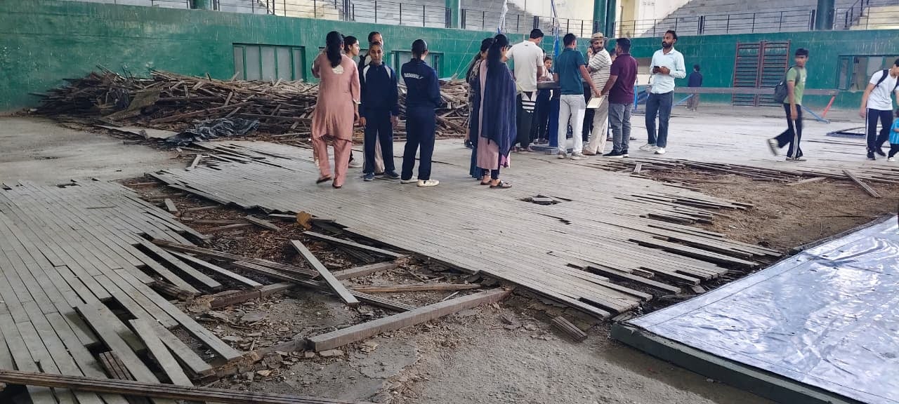 बहुउद्देशीय हाॅल का बेस उखड़ने के बाद लगा लकड़ी का ढेर। संवाद बहुउद्देशीय हाॅल का बेस उखड़ने के बाद लगा लकड़ी का ढेर। संवाद