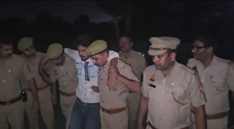 बुलंदशहर मुठभेड़ के बाद घटना स्थल पर पड़ा तमंचा। पुलिस बुलंदशहर मुठभेड़ के बाद घटना स्थल पर पड़ा तमंचा। पुलिस