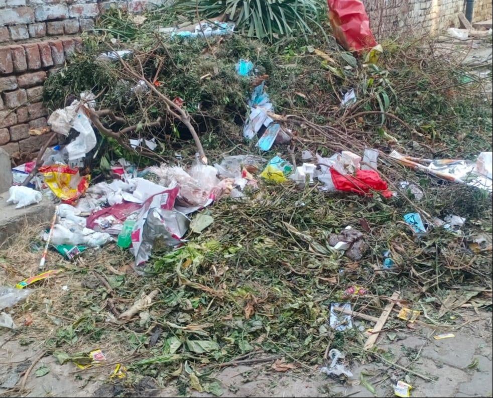 बसही वार्ड के पास इकट्ठा कूड़ा, सोशल मीडिया बसही वार्ड के पास इकट्ठा कूड़ा, सोशल मीडिया