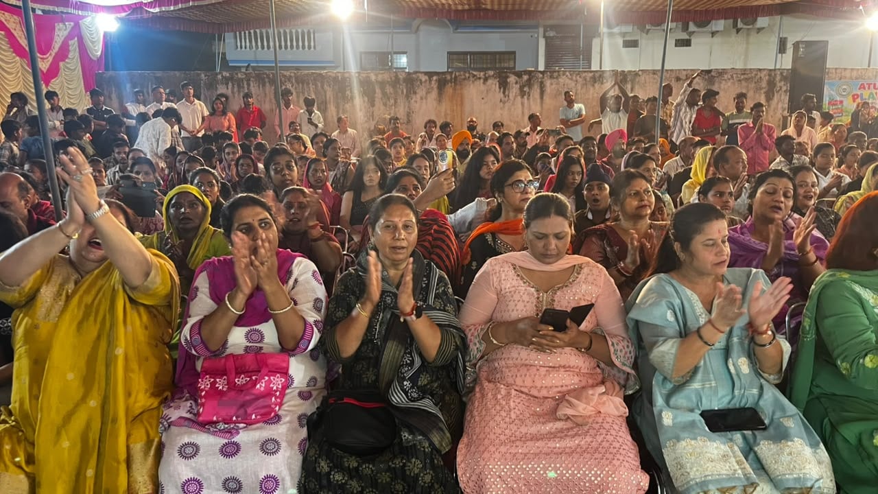 छावनी की डिफेंस कॉलोनी में आयोजित मां दुर्गा पूजा महोत्सव  में भजनों पर प्रस्तुति देते हुए। सभा