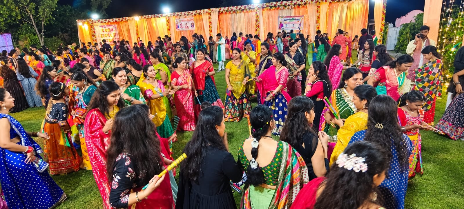 डांडिया उत्सव में नृत्य करने के बाद महिलाएं, संवाद डांडिया उत्सव में नृत्य करने के बाद महिलाएं, संवाद