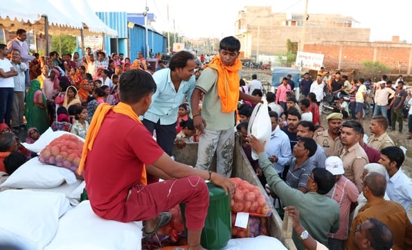 फैजुल्लागंज में बाढ़ का पानी उतरा... नजर आए सड़कों के जख्म। फैजुल्लागंज में बाढ़ का पानी उतरा... नजर आए सड़कों के जख्म।