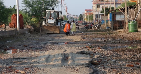 फैजुल्लागंज में बाढ़ का पानी उतरा... नजर आए सड़कों के जख्म। फैजुल्लागंज में बाढ़ का पानी उतरा... नजर आए सड़कों के जख्म।