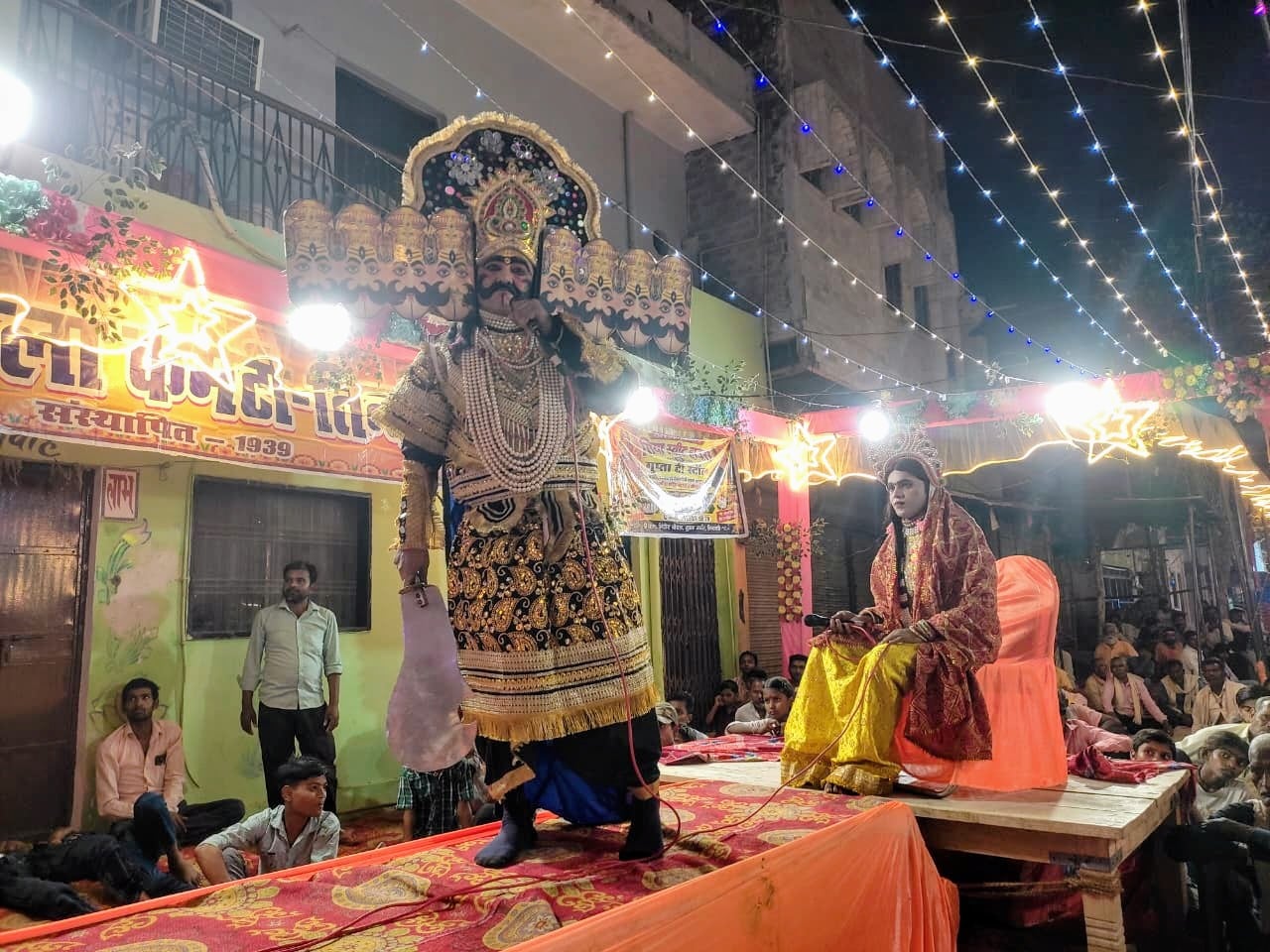 फोटो-12-अतर्रा में रामलीला के दौरान मंचन करते कलाकार। संवाद