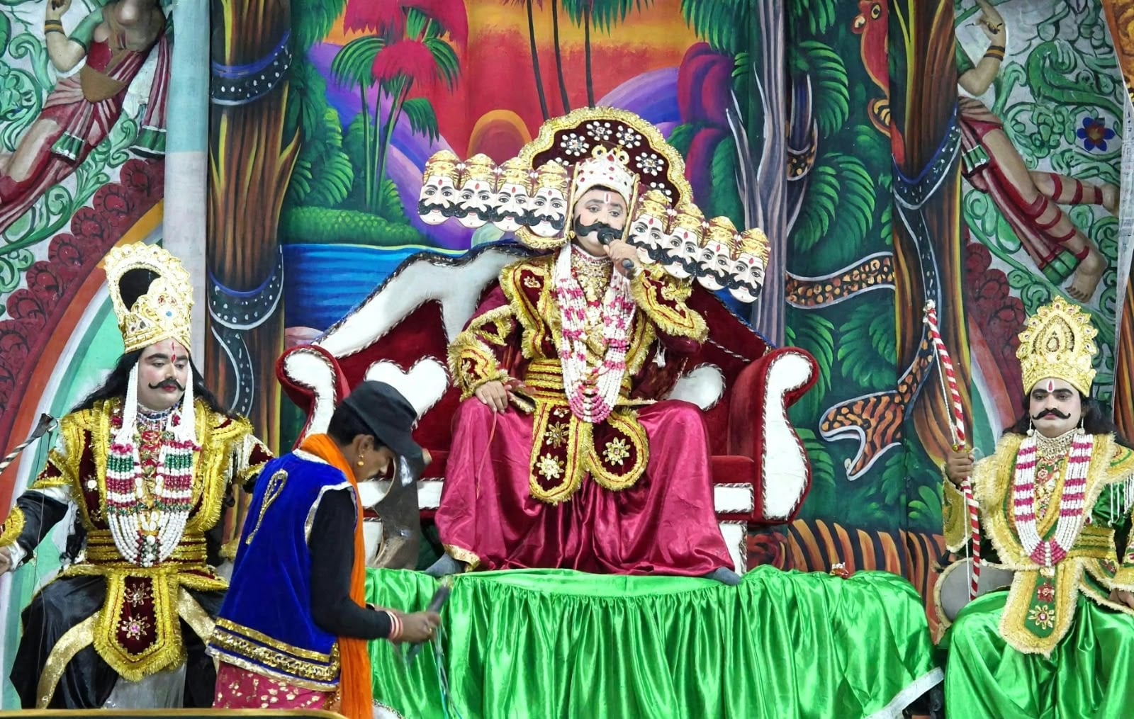 फोटो-12-अतर्रा में रामलीला के दौरान मंचन करते कलाकार। संवाद