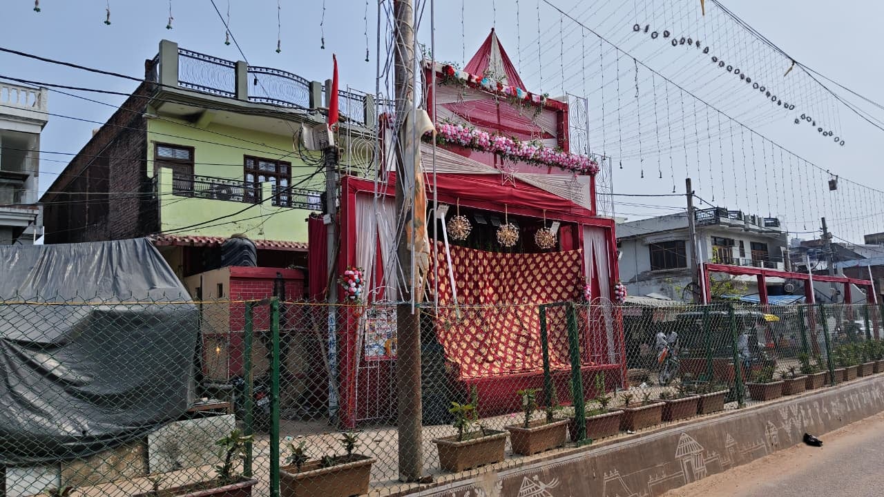 फोटो: 18 सीकेटीपी 10 शंकर बाजार में पंडाल के ऊपर से गुजरी बिजली की तार। संवाद फोटो: 18 सीकेटीपी 10 शंकर बाजार में पंडाल के ऊपर से गुजरी बिजली की तार। संवाद