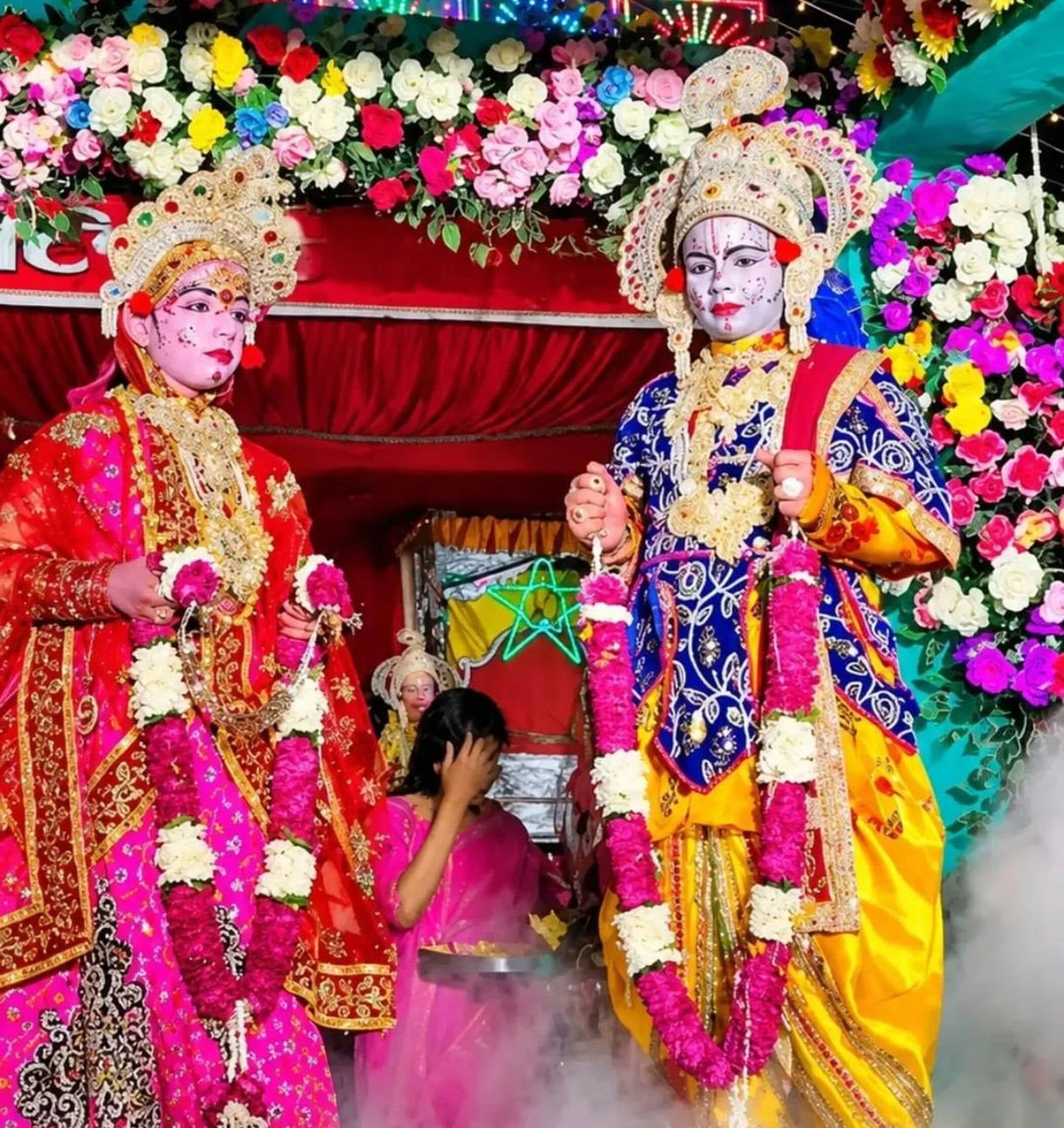 फोटो-26-किशनुपर में आयोजित रामलीला में मंचन करते कलाकार। संवाद