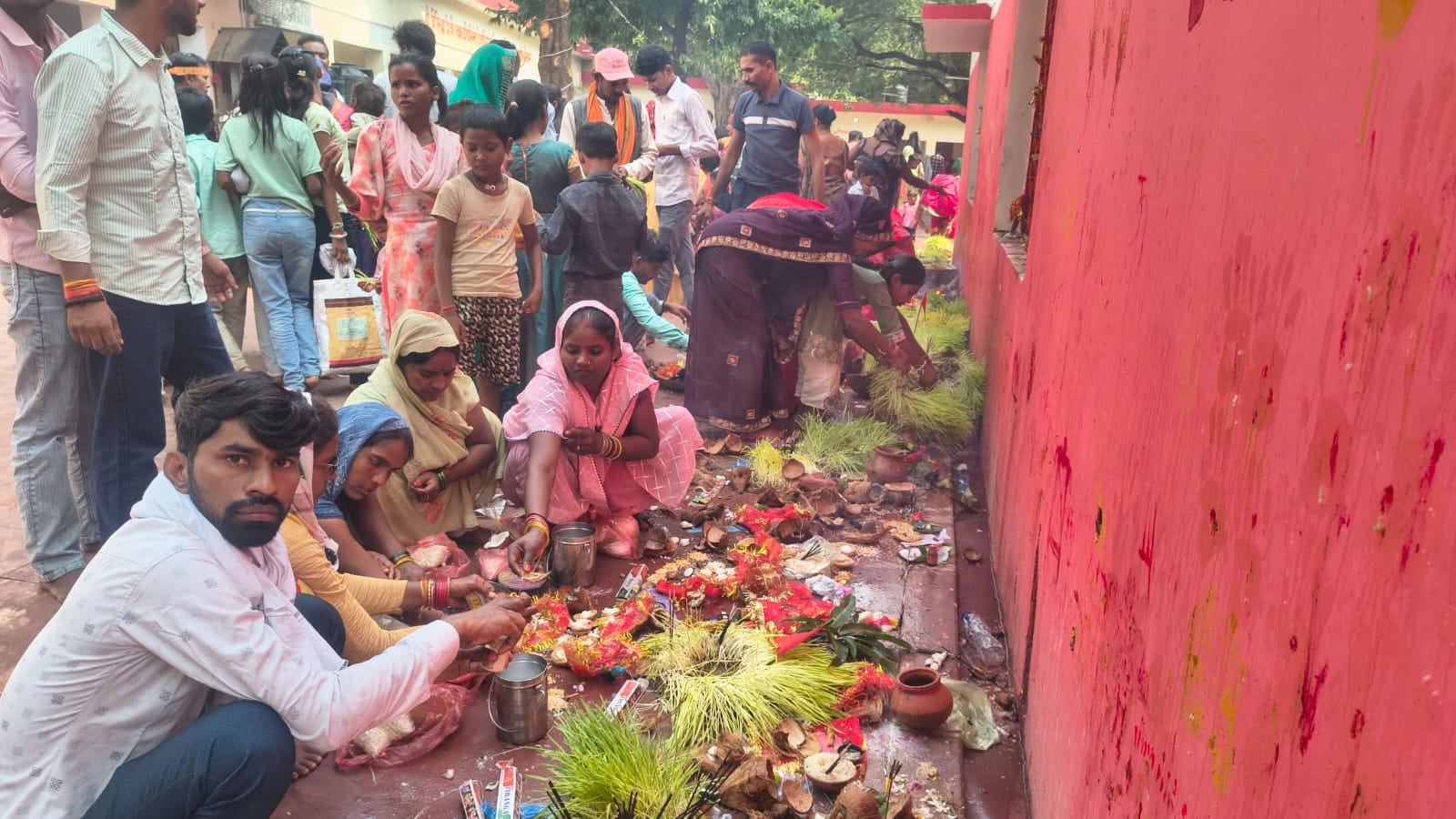 फोटो-4- खप्टिहा कलां के पाथादाई मंदिर में हवन करते श्रद्धालु। संवाद फोटो-4- खप्टिहा कलां के पाथादाई मंदिर में हवन करते श्रद्धालु। संवाद