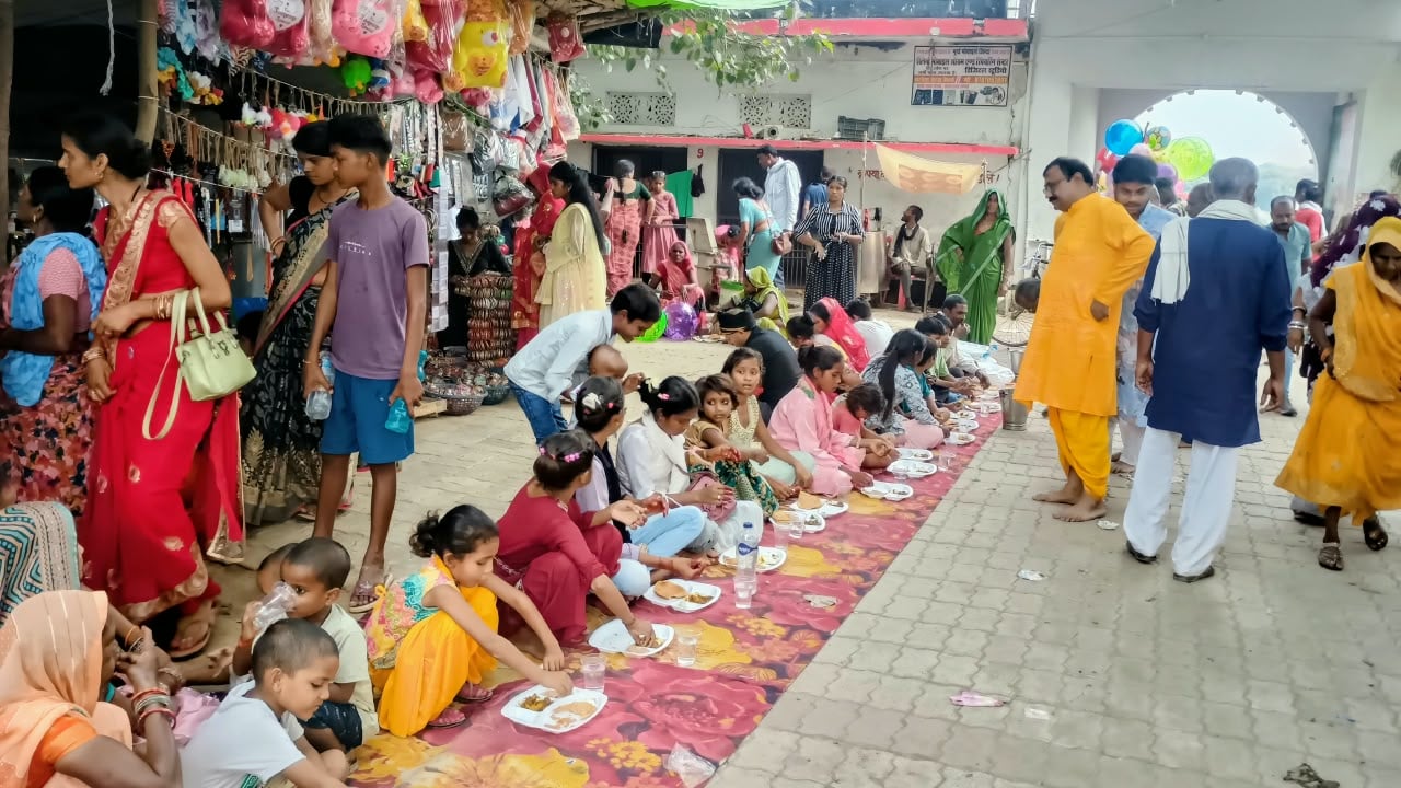 फोटो-4- खप्टिहा कलां के पाथादाई मंदिर में हवन करते श्रद्धालु। संवाद फोटो-4- खप्टिहा कलां के पाथादाई मंदिर में हवन करते श्रद्धालु। संवाद