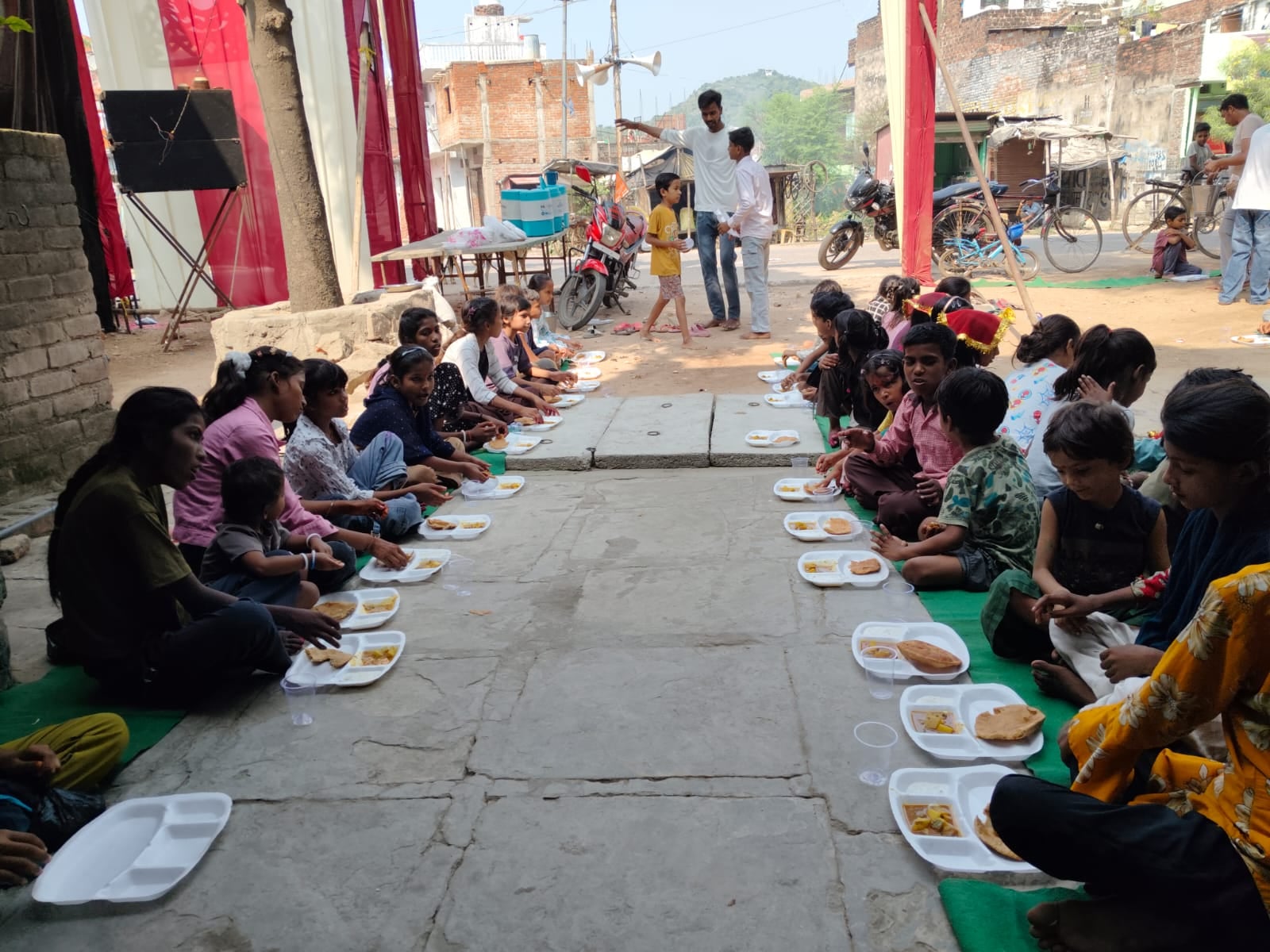 फोटो-4- खप्टिहा कलां के पाथादाई मंदिर में हवन करते श्रद्धालु। संवाद फोटो-4- खप्टिहा कलां के पाथादाई मंदिर में हवन करते श्रद्धालु। संवाद