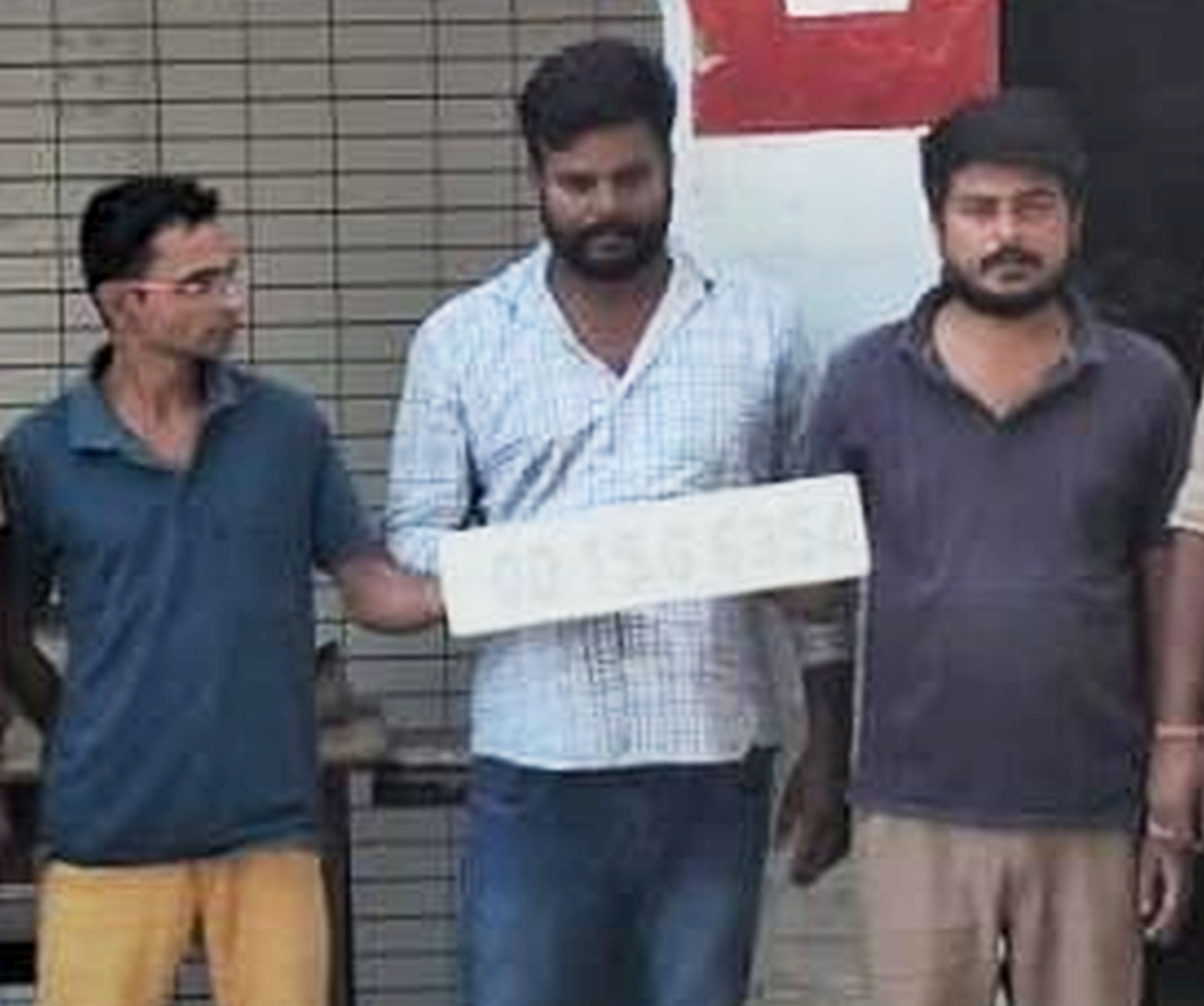 फोटो-49-हथगाम थाने में पकड़े गए तस्कर। स्रोत: पुलिस फोटो-49-हथगाम थाने में पकड़े गए तस्कर। स्रोत: पुलिस