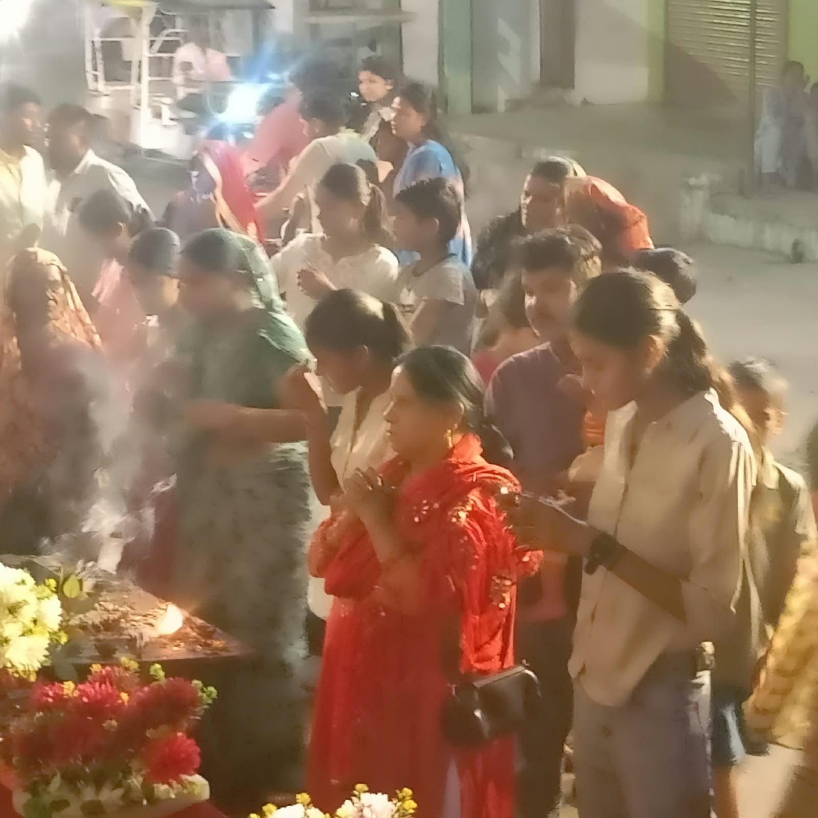 फोटो न- 18 सीकेटीपी 12 पुरानी बाजार स्थित पंडाल में दर्शन करते भक्त। संवाद फोटो न- 18 सीकेटीपी 12 पुरानी बाजार स्थित पंडाल में दर्शन करते भक्त। संवाद