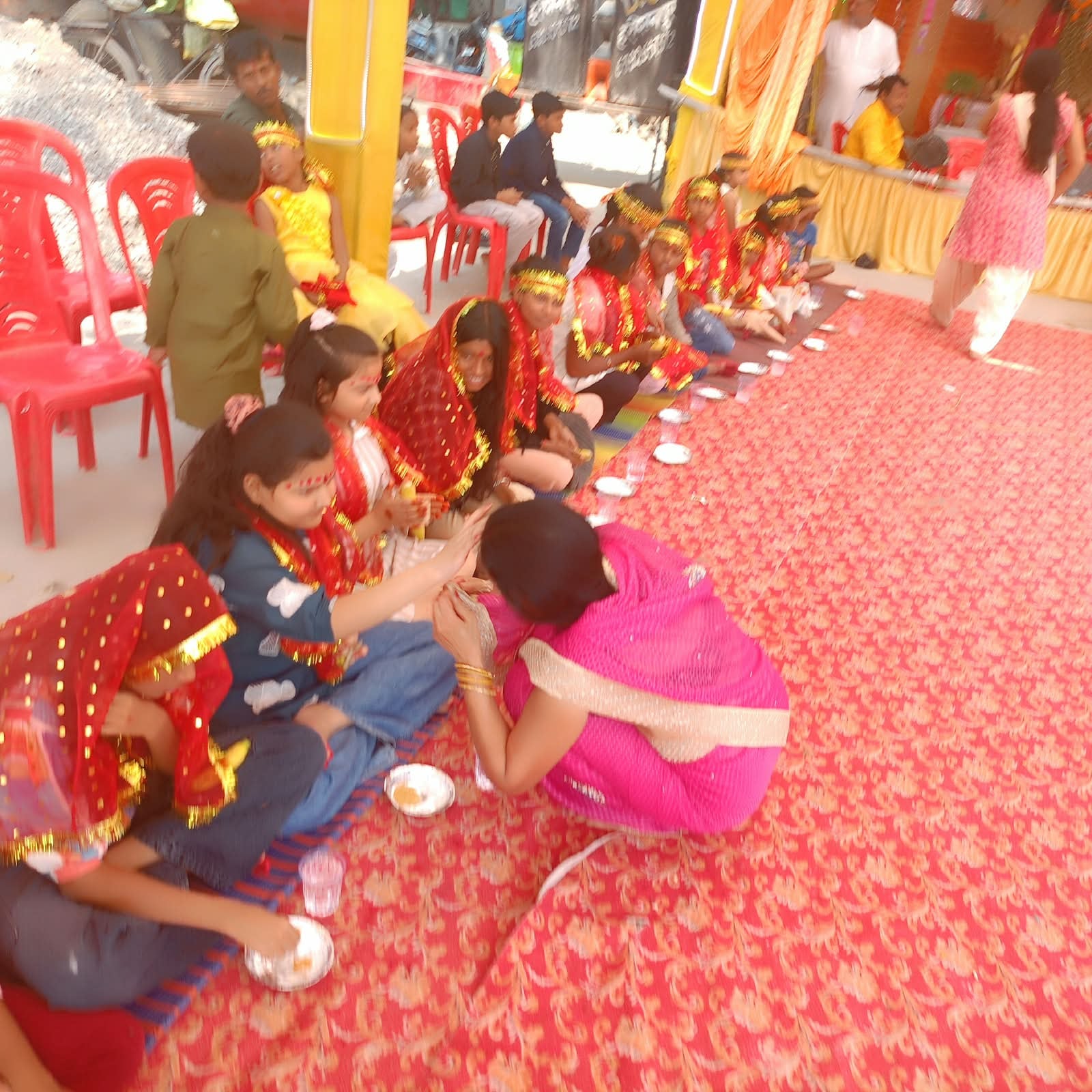 फोटो न- 18 सीकेटीपी 12 पुरानी बाजार स्थित पंडाल में दर्शन करते भक्त। संवाद फोटो न- 18 सीकेटीपी 12 पुरानी बाजार स्थित पंडाल में दर्शन करते भक्त। संवाद