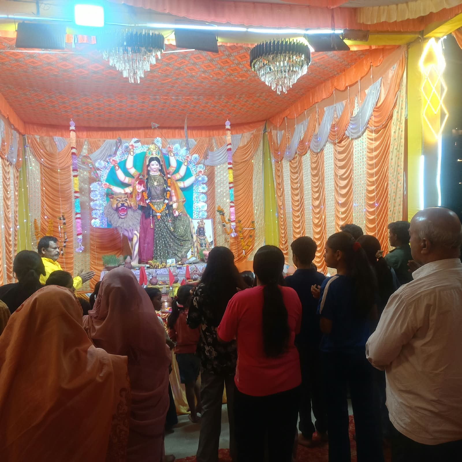 फोटो न- 18 सीकेटीपी 12 पुरानी बाजार स्थित पंडाल में दर्शन करते भक्त। संवाद फोटो न- 18 सीकेटीपी 12 पुरानी बाजार स्थित पंडाल में दर्शन करते भक्त। संवाद