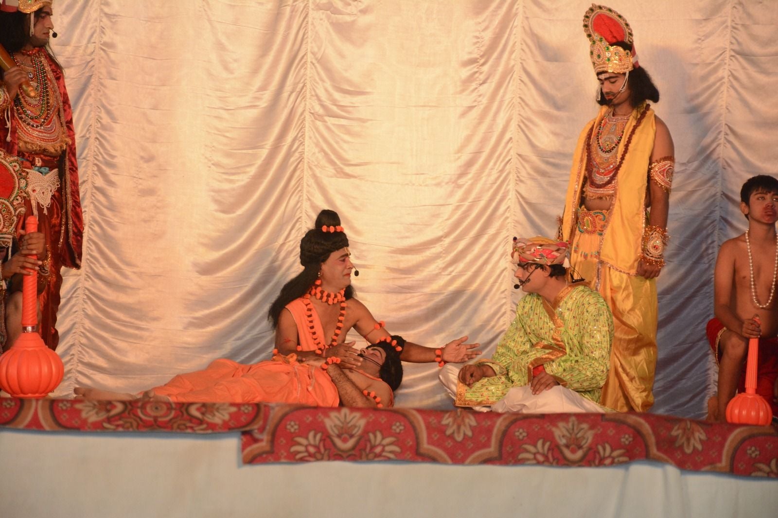 फोटो संख्या:72- श्री हनुमान रामलीला कमेटी के रंगमंच पर श्रीराम व वानर सेना संवाद का मंचन करते फोटो संख्या:72- श्री हनुमान रामलीला कमेटी के रंगमंच पर श्रीराम व वानर सेना संवाद का मंचन करते