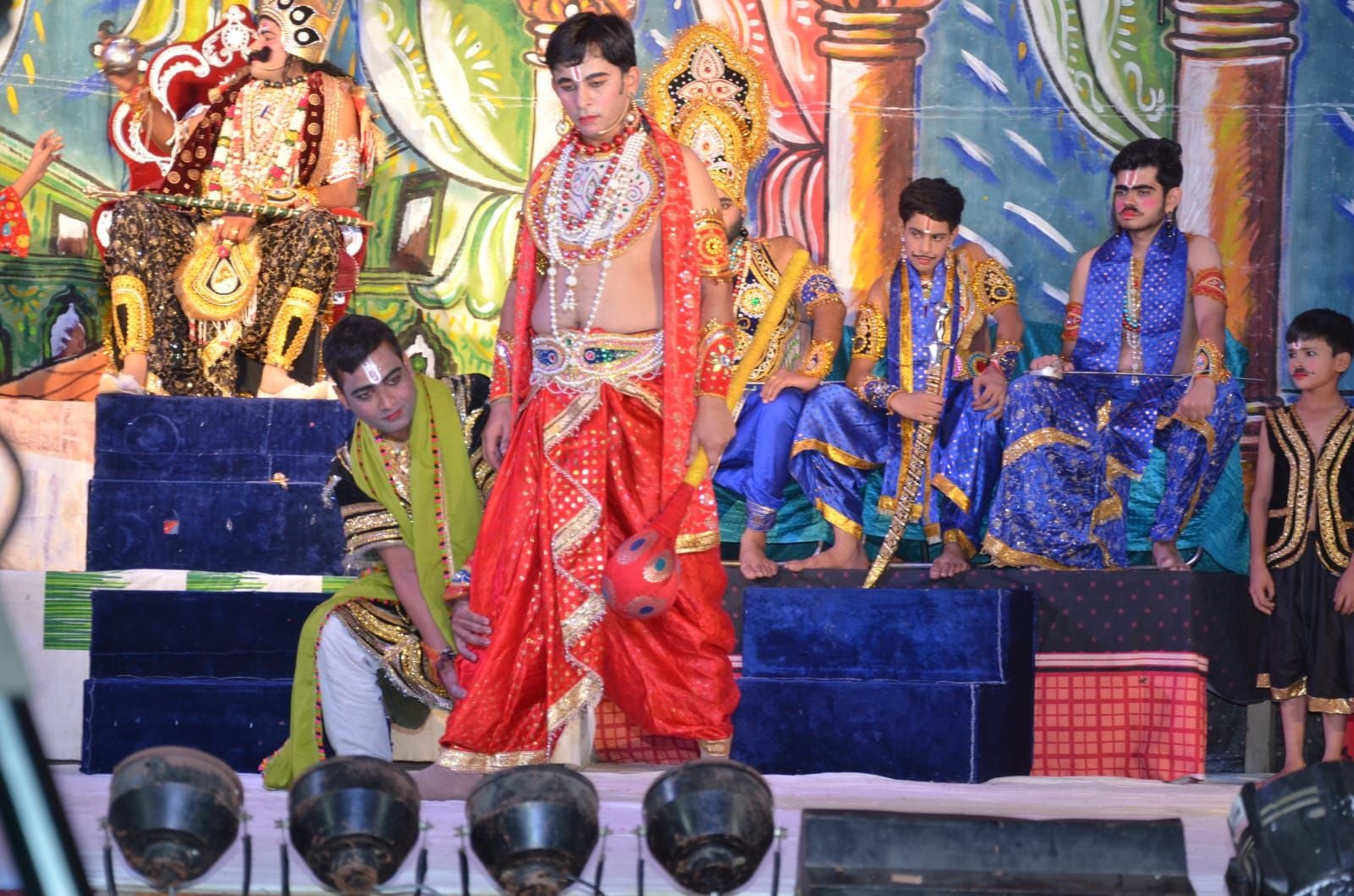 फोटो संख्या:72- श्री हनुमान रामलीला कमेटी के रंगमंच पर श्रीराम व वानर सेना संवाद का मंचन करते फोटो संख्या:72- श्री हनुमान रामलीला कमेटी के रंगमंच पर श्रीराम व वानर सेना संवाद का मंचन करते