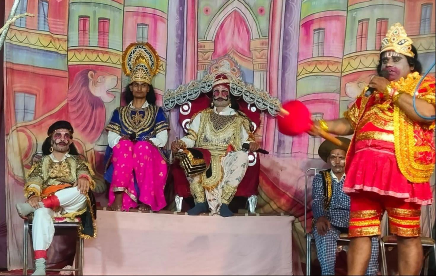 गोंडा में रामलीला का मंचन करते कलाकार। गोंडा में रामलीला का मंचन करते कलाकार।