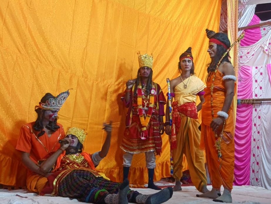 गोंडा में रामलीला का मंचन करते कलाकार। गोंडा में रामलीला का मंचन करते कलाकार।