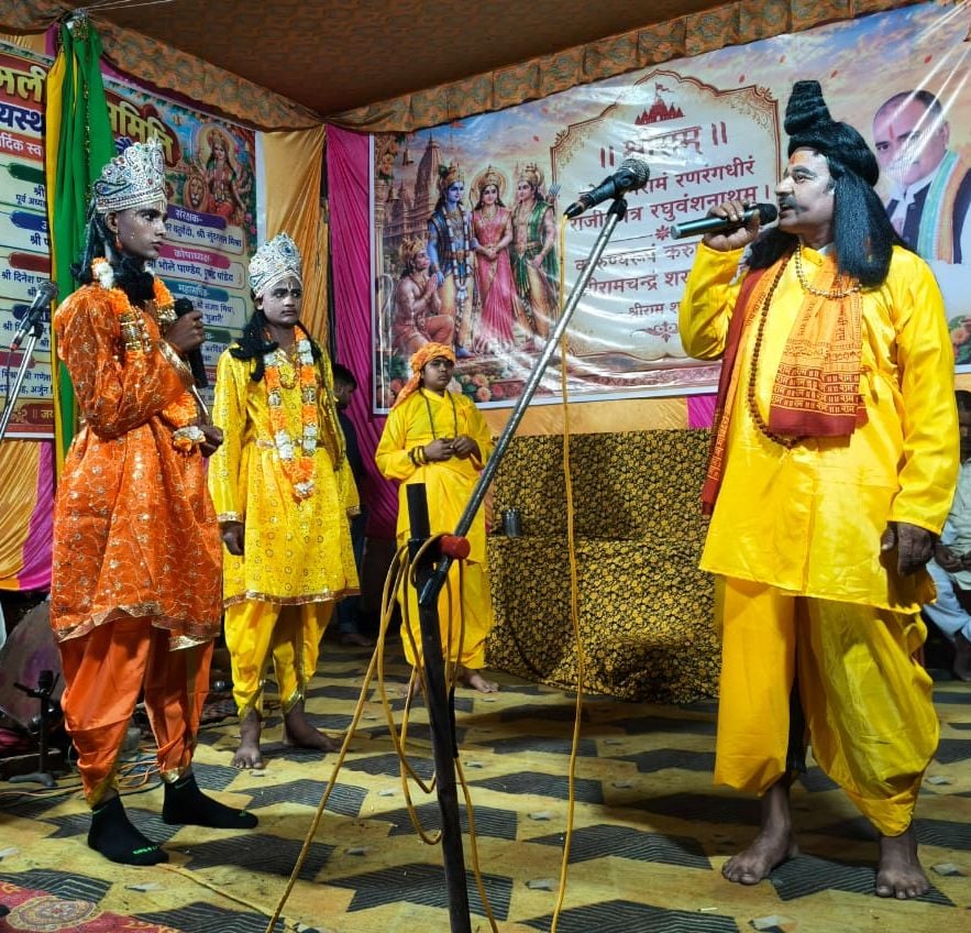 गोंडा में रामलीला का मंचन करते कलाकार। गोंडा में रामलीला का मंचन करते कलाकार।