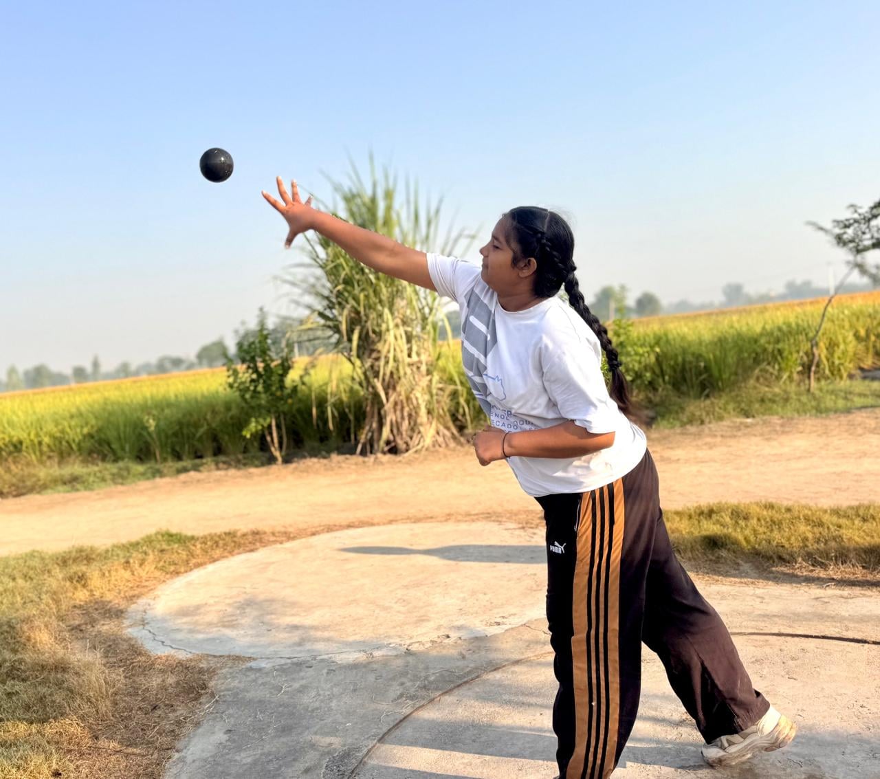 गुम्मटसर स्पोर्ट्स एकेडमी द्वारा आयोजित खेल प्रतियोगिता में भाग लेते हुए खिलाड़ी :संवाद