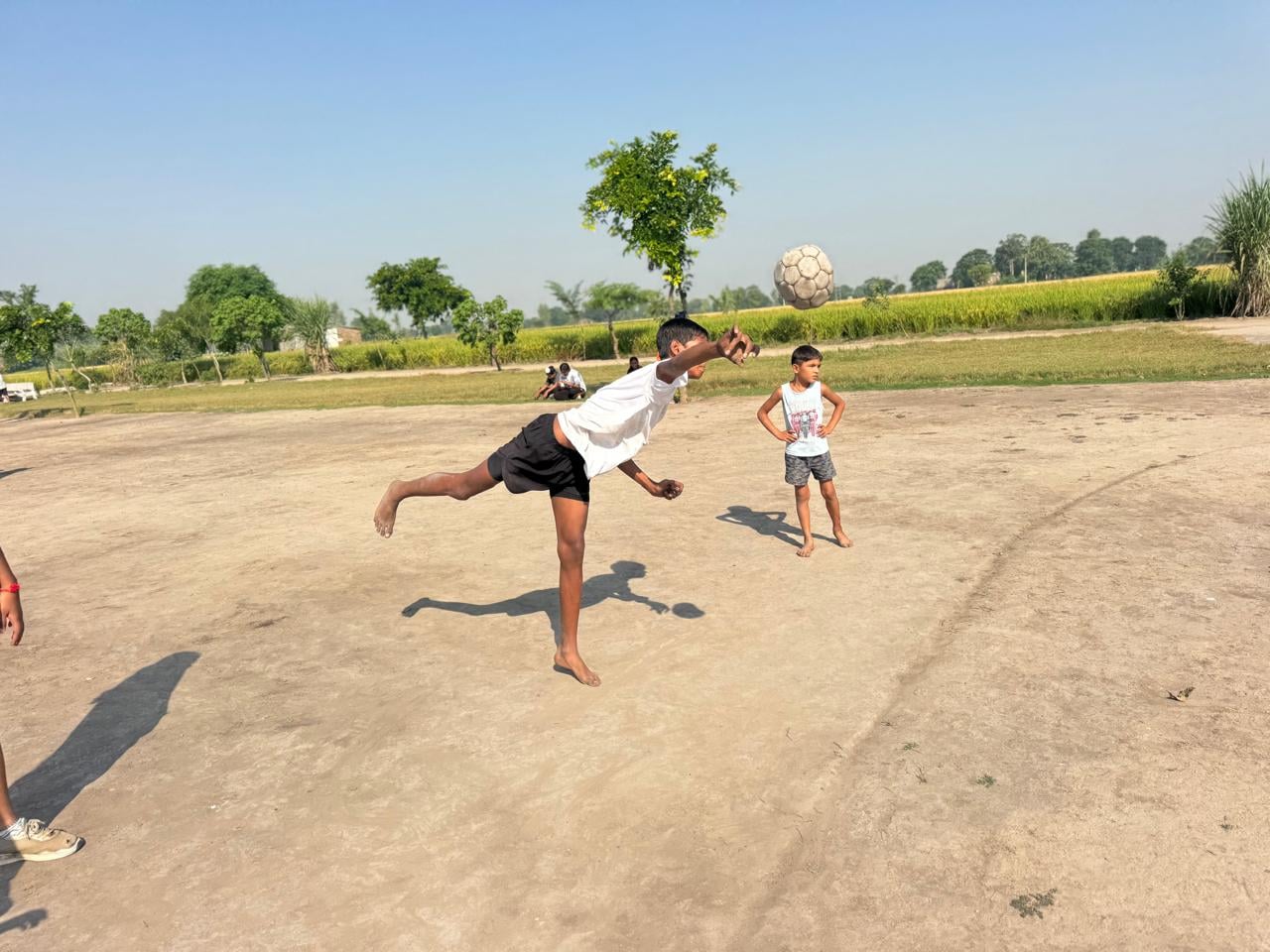 गुम्मटसर स्पोर्ट्स एकेडमी द्वारा आयोजित खेल प्रतियोगिता में भाग लेते हुए खिलाड़ी :संवाद