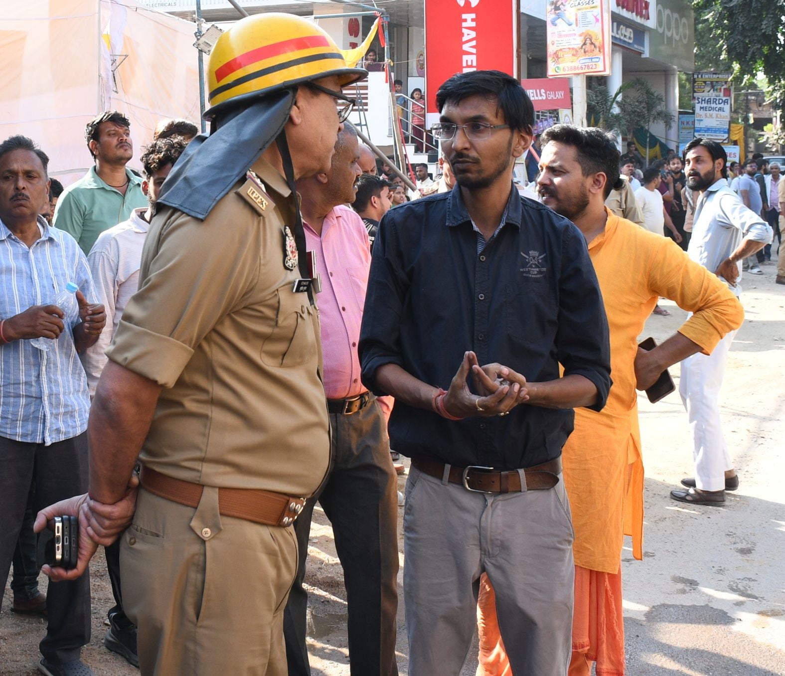 गोमतीनगर विस्तार के खरगापुर में रिहायशी इलाके में अवैध रूप से बनी दो मंजिला बिल्डिंग में लगी आग