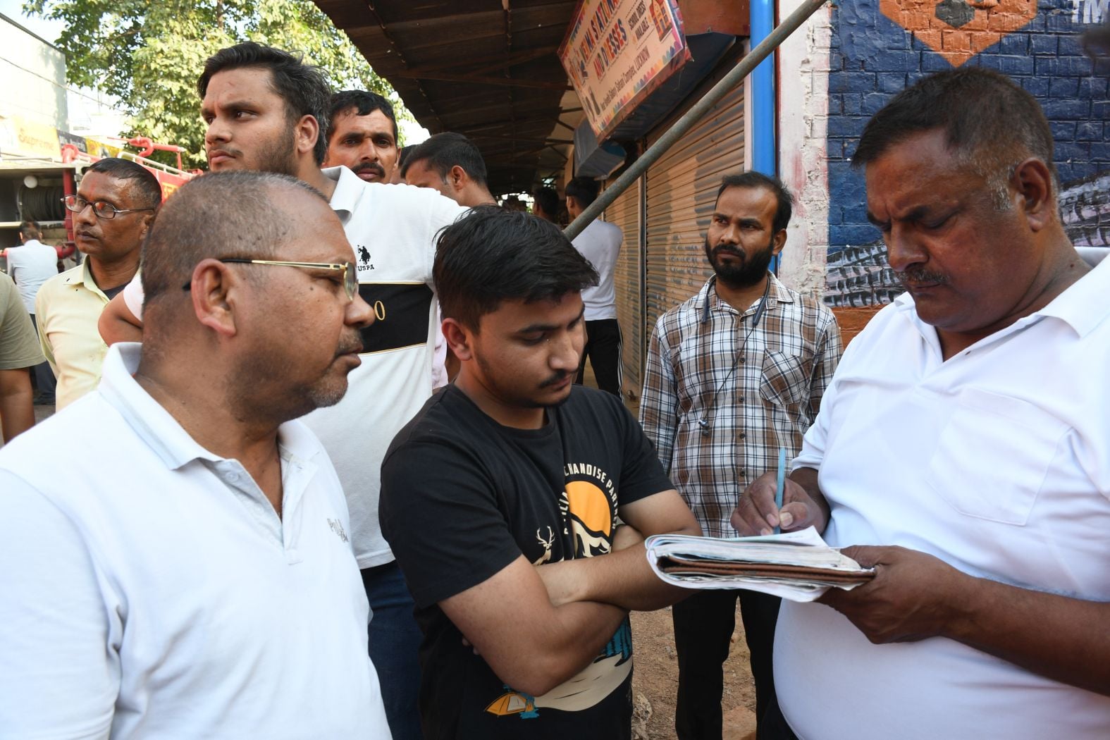 गोमतीनगर विस्तार के खरगापुर में रिहायशी इलाके में अवैध रूप से बनी दो मंजिला बिल्डिंग में लगी आग