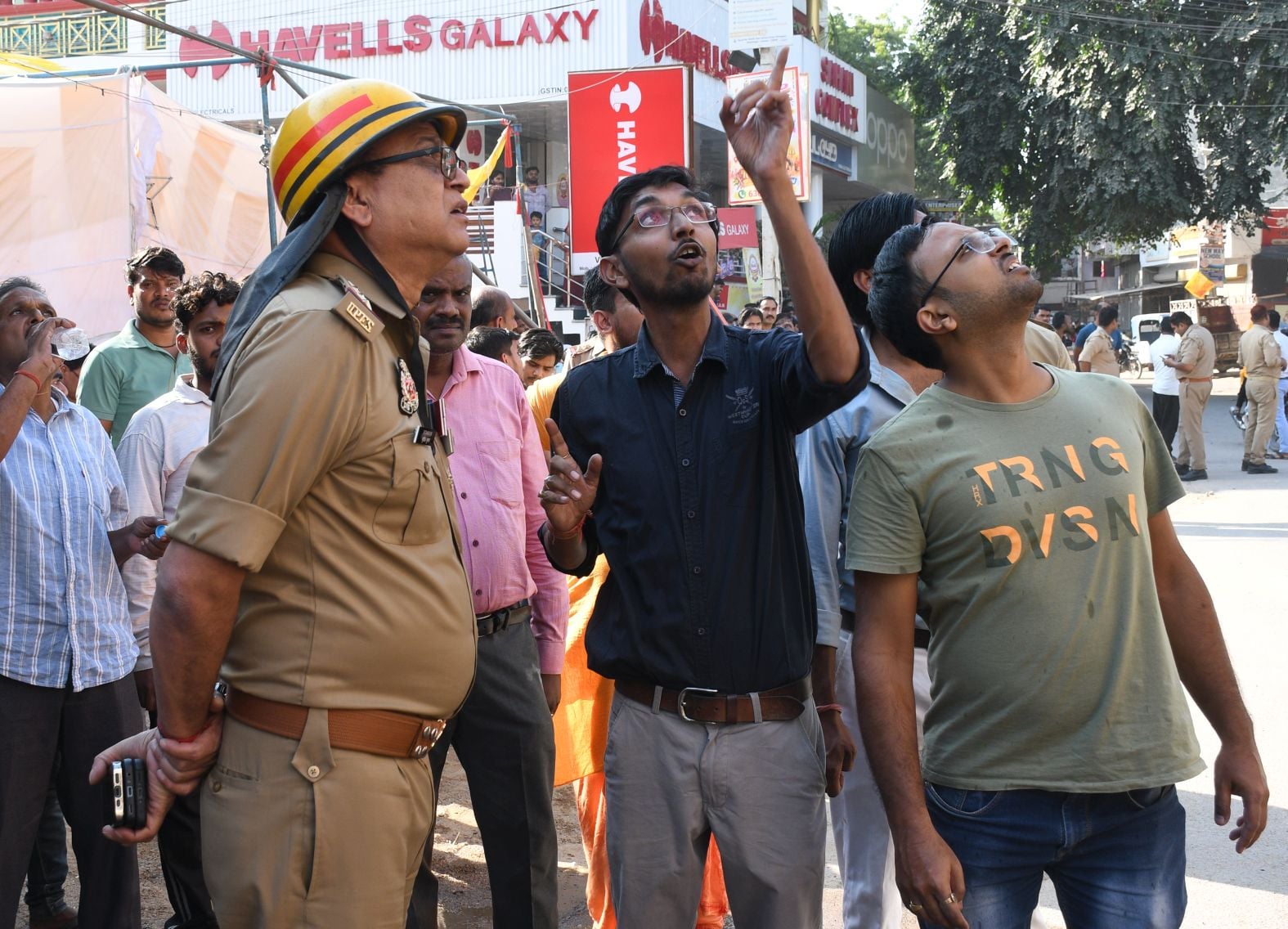 गोमतीनगर विस्तार के खरगापुर में रिहायशी इलाके में अवैध रूप से बनी दो मंजिला बिल्डिंग में लगी आग