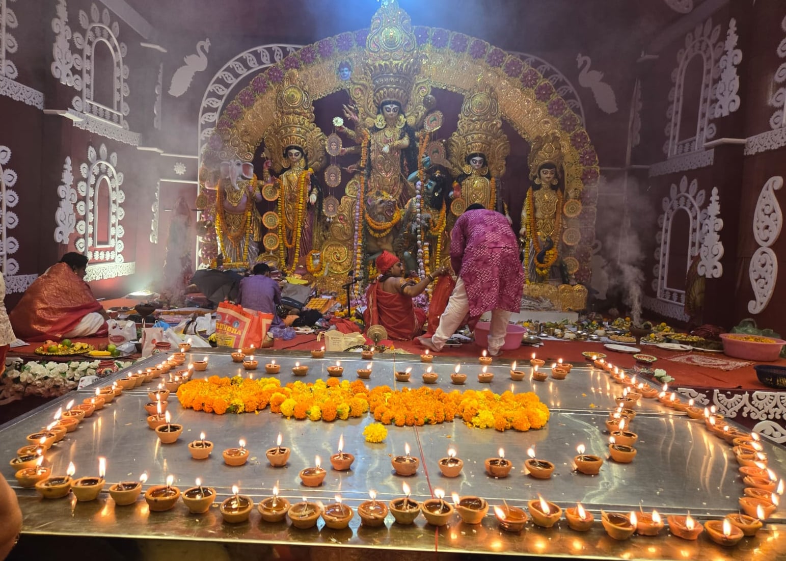 ग्रेटर नोएडा के सेक्टर गामा-2 स्थित कम्युनिटी सेंटर में चल रहीं दुर्गा पूजा के दौरान मां दुर्ग ग्रेटर नोएडा के सेक्टर गामा-2 स्थित कम्युनिटी सेंटर में चल रहीं दुर्गा पूजा के दौरान मां दुर्ग