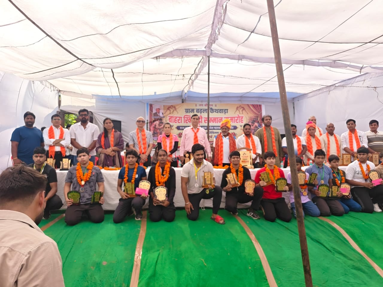गांव बढला कैथवाड़ा में आयोजित विशाल सम्मान समारोह में स्मृति चिन्ह के साथ खिलाड़ी तथा मंच पर आस गांव बढला कैथवाड़ा में आयोजित विशाल सम्मान समारोह में स्मृति चिन्ह के साथ खिलाड़ी तथा मंच पर आस