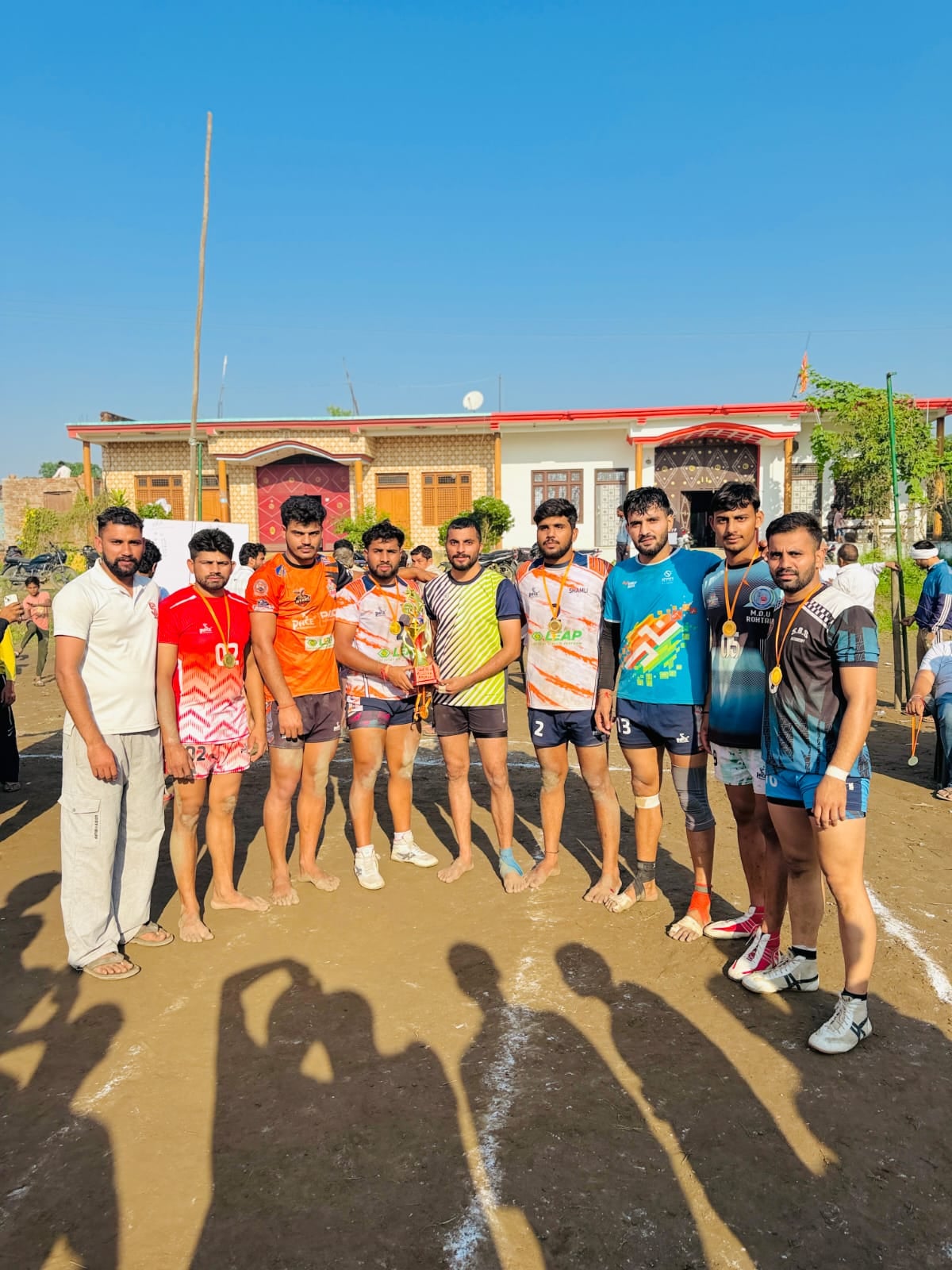 गांव पसवाड़ा में कबड्डी प्रतियोगिता का फीता काटकर उद्घाटन करते सपा विधायक शाहिद मंजूर ।स्रोत :- गांव पसवाड़ा में कबड्डी प्रतियोगिता का फीता काटकर उद्घाटन करते सपा विधायक शाहिद मंजूर ।स्रोत :-