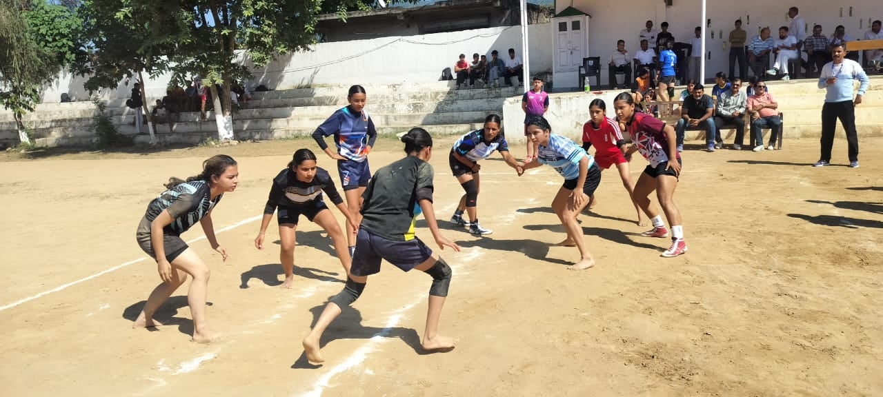 घुमारवीं स्कूल में राज्य स्तरीय जूनियर कबड्डी प्रतियोगिता के लिए आयोजित ट्रायल में दमखम दिखाती घुमारवीं स्कूल में राज्य स्तरीय जूनियर कबड्डी प्रतियोगिता के लिए आयोजित ट्रायल में दमखम दिखाती