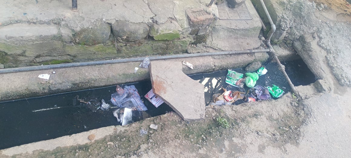 घुमारवीं शहर की नालियों में गंदगी का अंबार, सीरखड्ड तक पहुंच रहा दूषित पानी। संवाद घुमारवीं शहर की नालियों में गंदगी का अंबार, सीरखड्ड तक पहुंच रहा दूषित पानी। संवाद