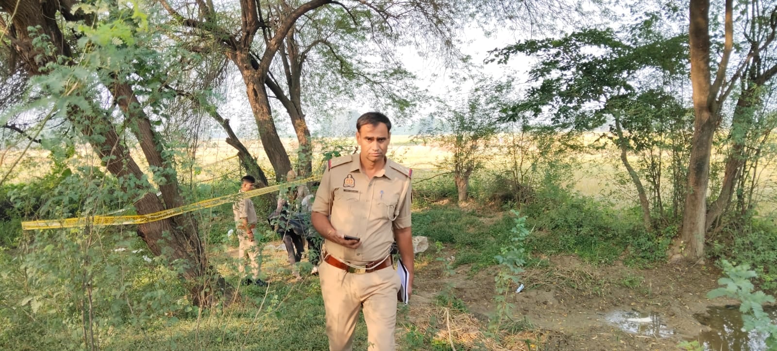 घटना के बाद मौके पर जुटी ग्रामीणों की भीड़। संवाद घटना के बाद मौके पर जुटी ग्रामीणों की भीड़। संवाद