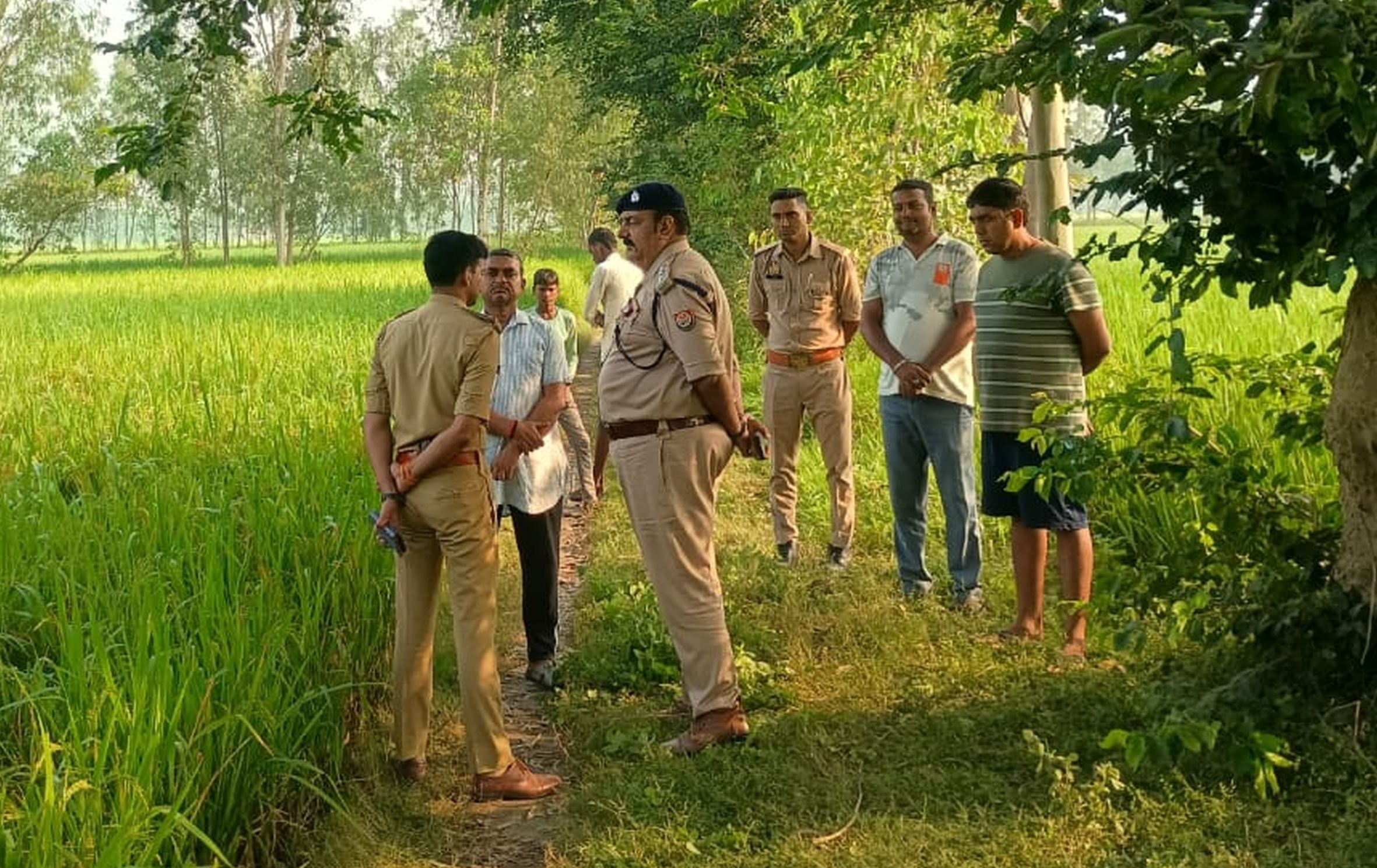 जगतपुर थाना क्षेत्र के छोटी टिकरिया मजरे हरदी टीकर गांव में महिला का शव मिलने के बाद गमगीन परिव