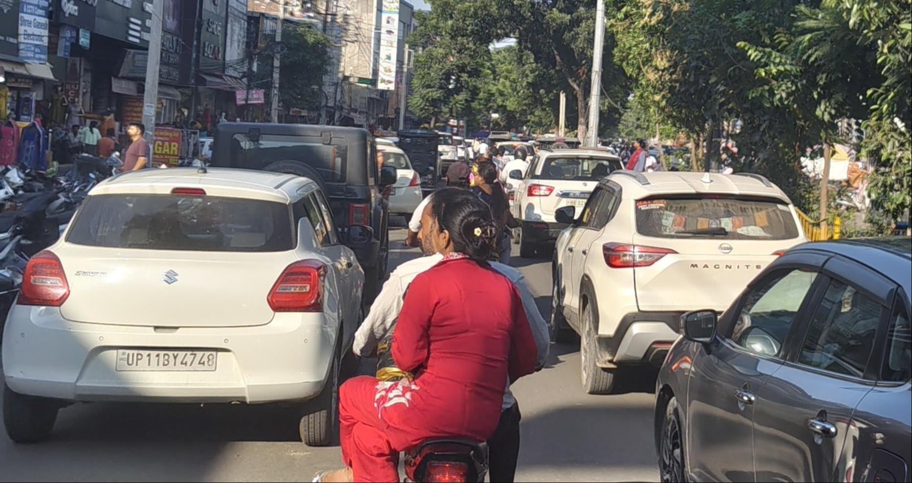 जिला नागरिक अस्पताल के सामने लगा जाम। संवाद