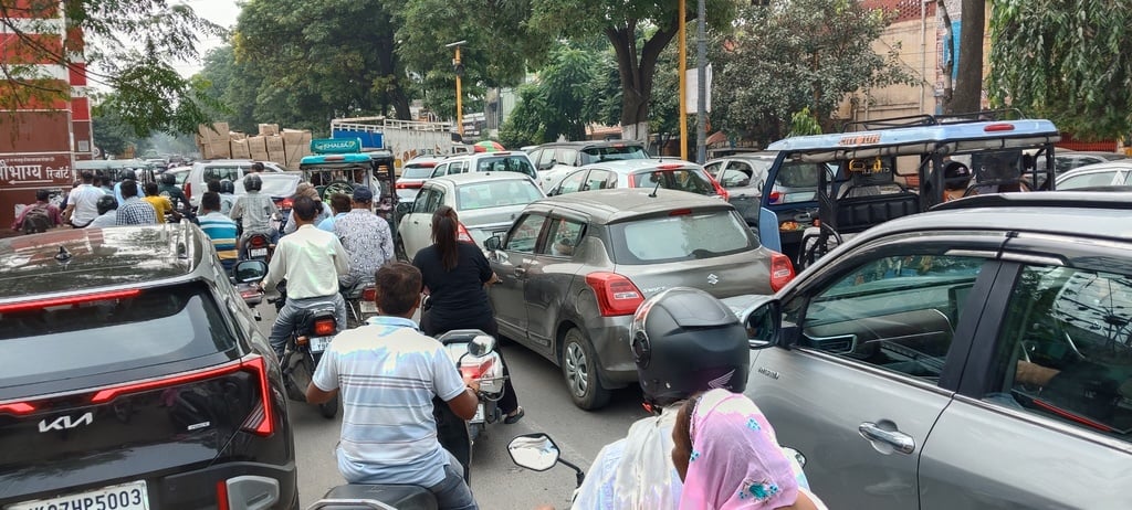 जिला नागरिक अस्पताल के सामने लगा जाम। संवाद