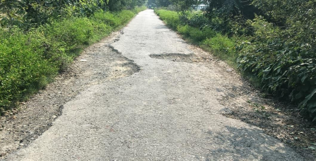 जर्जर हालत में बकवा-छोटकाईडीह मार्ग