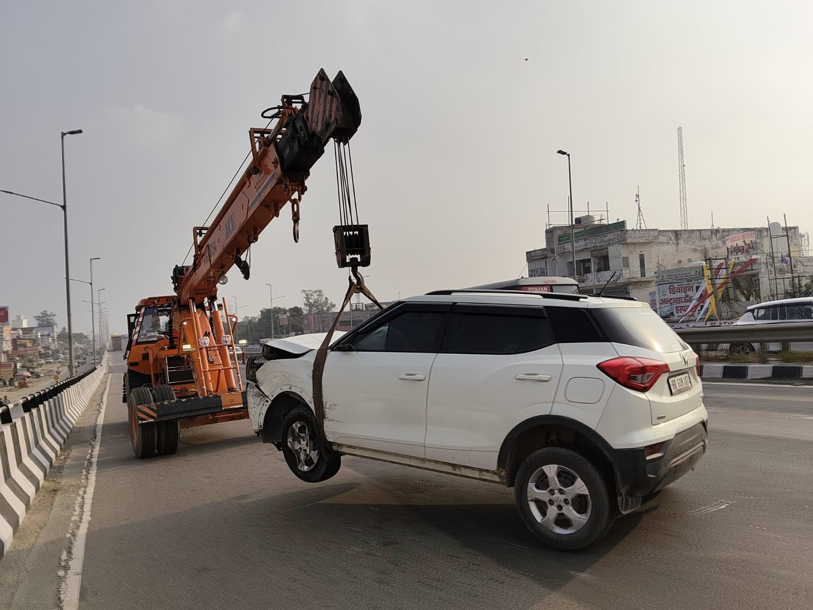 जीटी रोड पर दुर्घटनाग्रस्त कार। संवाद जीटी रोड पर दुर्घटनाग्रस्त कार। संवाद
