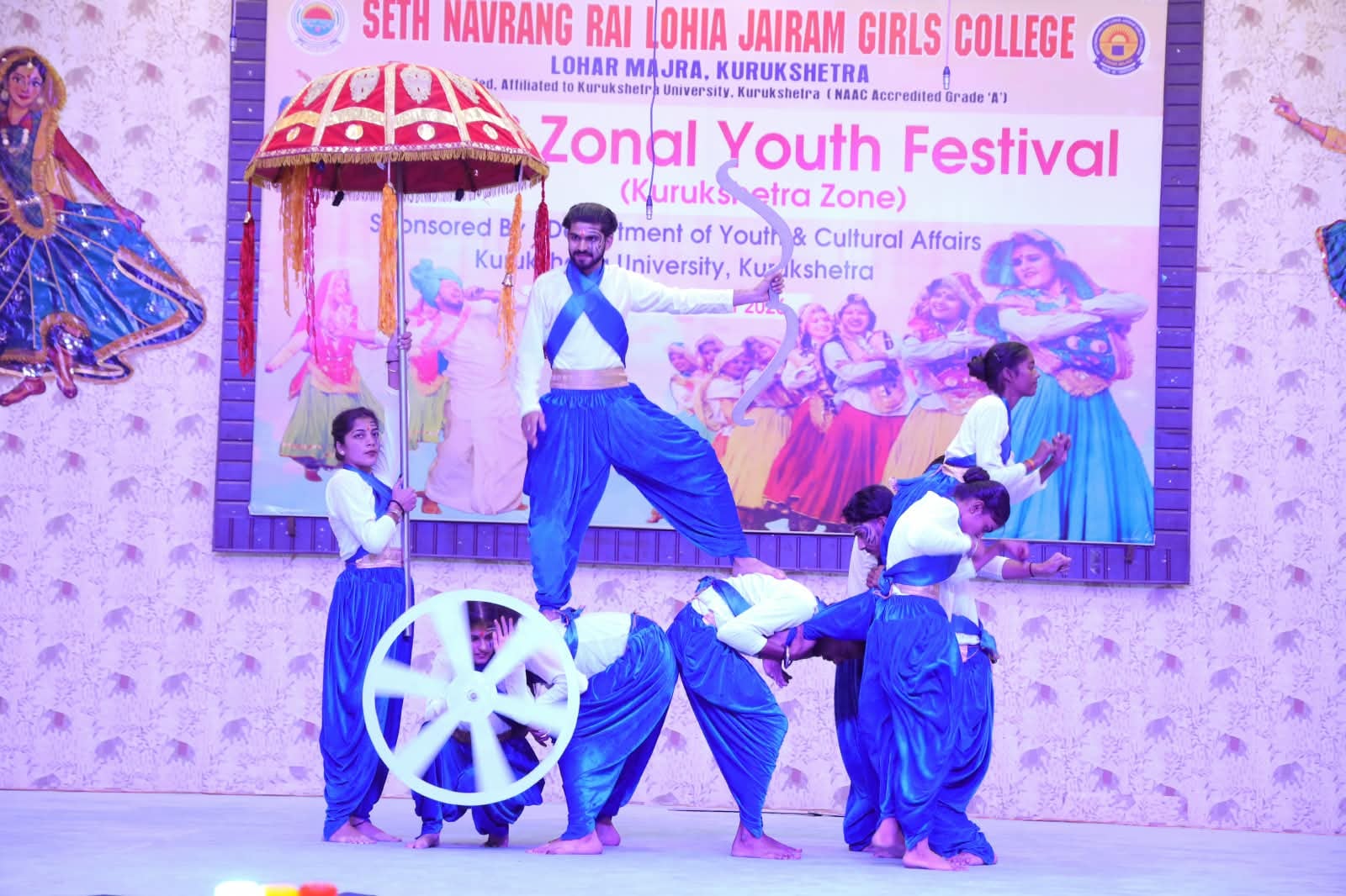 कुरुक्षेत्र। युवा महोत्सव में नाटक प्रस्तुत करती हुई छात्राएं। संवाद