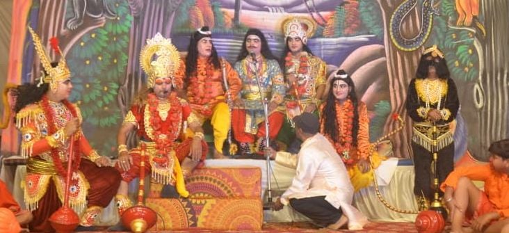 कुर्रिया कलां  में  श्रीराम- सुग्रीव की मित्रता का मंचन करते कलाकार।संवाद
