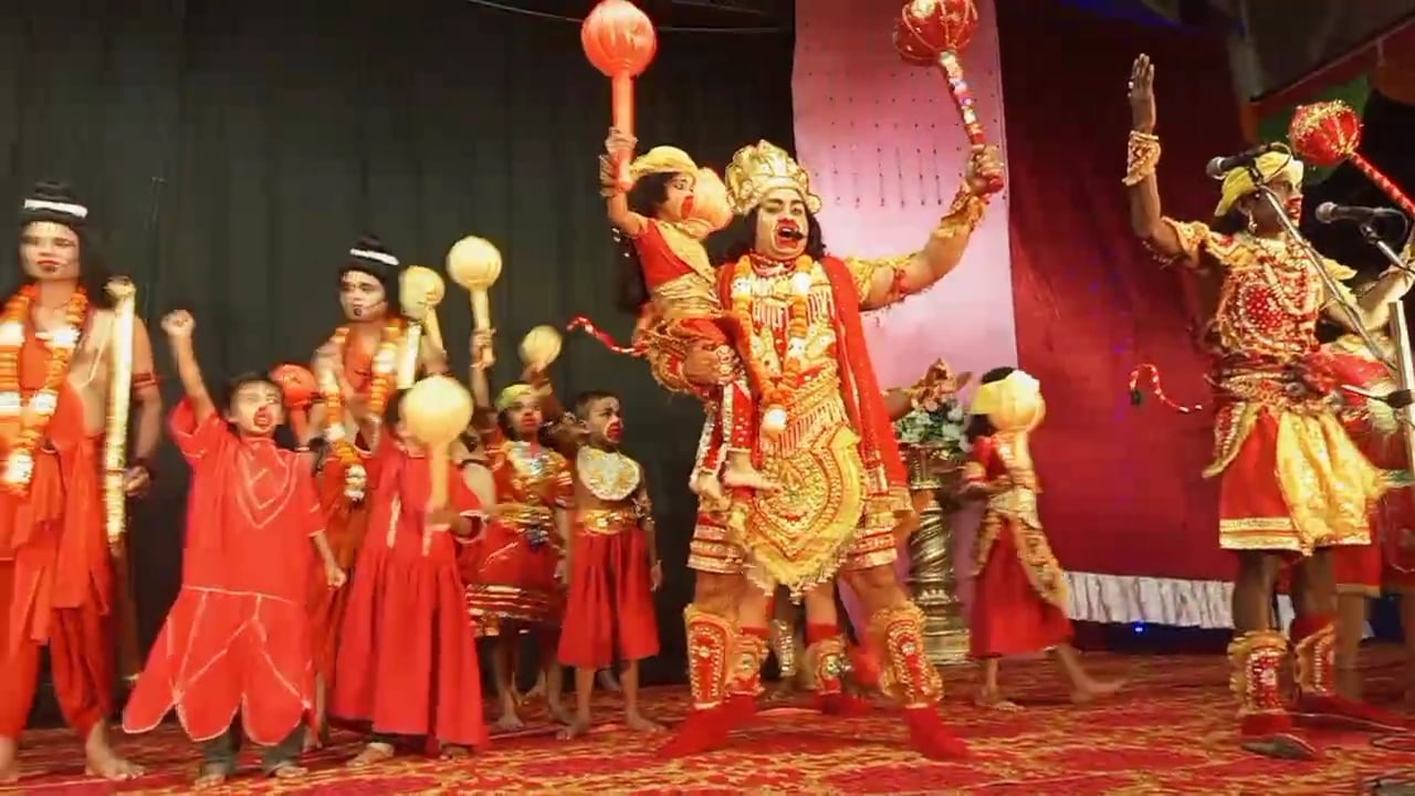 कुर्रिया कलां  में  श्रीराम- सुग्रीव की मित्रता का मंचन करते कलाकार।संवाद