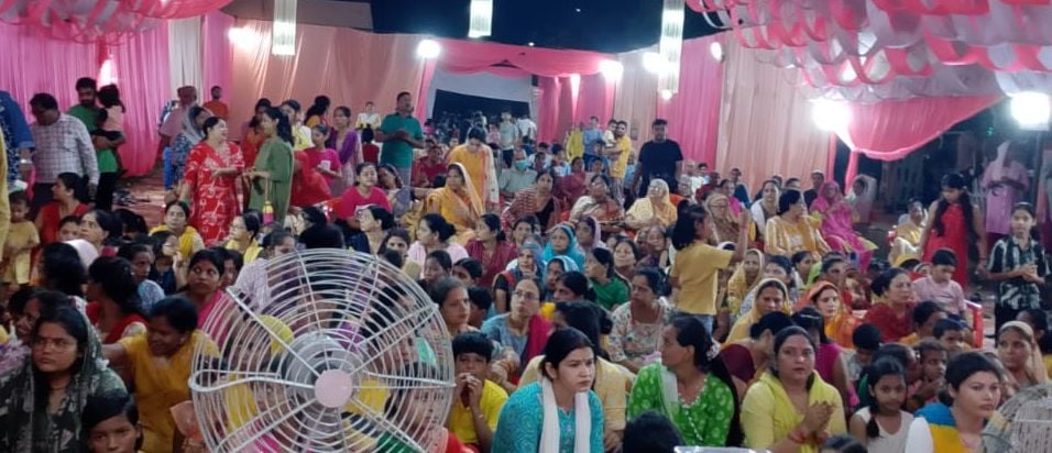 कुर्रिया कलां में शिव बरात में शामिल देव स्वरूपों की झांकी की पूजा-अर्चना करते ग्रामीण। संवाद