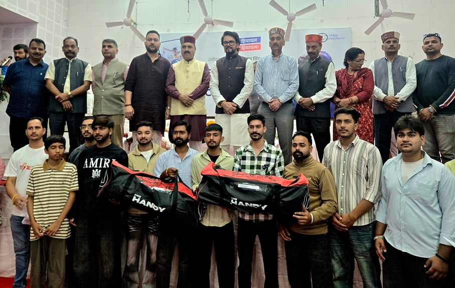 खेल सामग्री वितरण के बाद सांसद अनुराग ठाकुर खिलाड़ियों व भाजपा नेताओं के साथ। भाजपा। खेल सामग्री वितरण के बाद सांसद अनुराग ठाकुर खिलाड़ियों व भाजपा नेताओं के साथ। भाजपा।